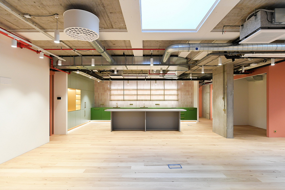 Hlavné mesto Praha, Karlín - Praha 8 | Predaj, Kancelárské priestory, 892 m²